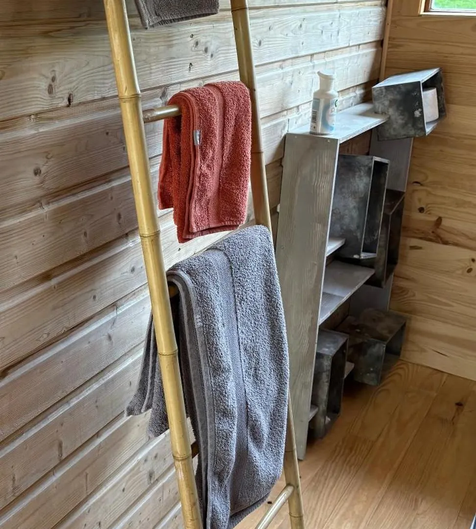 Cabane Au Bord D'Un Etang Saint-Pierre-Eynac Country house